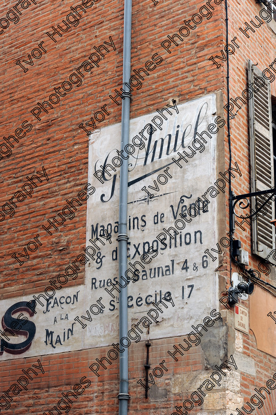 D3N3062 
 Albi town city centre Tarn France street sign Singer Amiel shop 
 Keywords: Albi town city centre Tarn France street old painted sign Singer Amiel shop