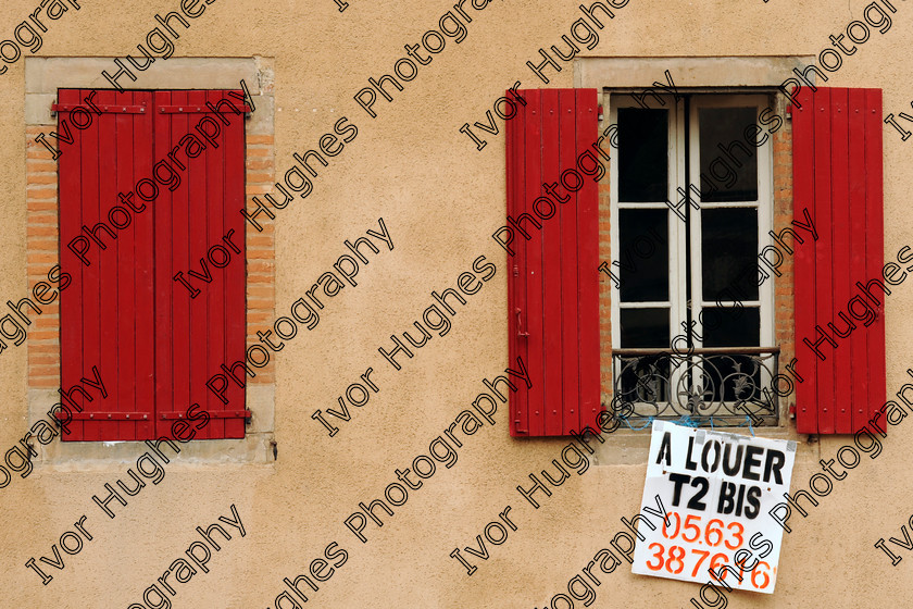 D3N3050 
 Albi town city centre Tarn France street sign to rent two bedrooms red wooden shutter windows 
 Keywords: Albi town city centre Tarn France street sign to rent two bedrooms red wooden shutter windows