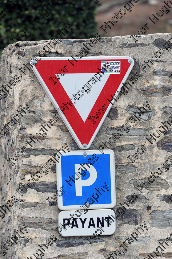 D3S 8950 
 Keywords: Collioure village fishing port Roussillon France 66 June 2014 car park parking sign notice street