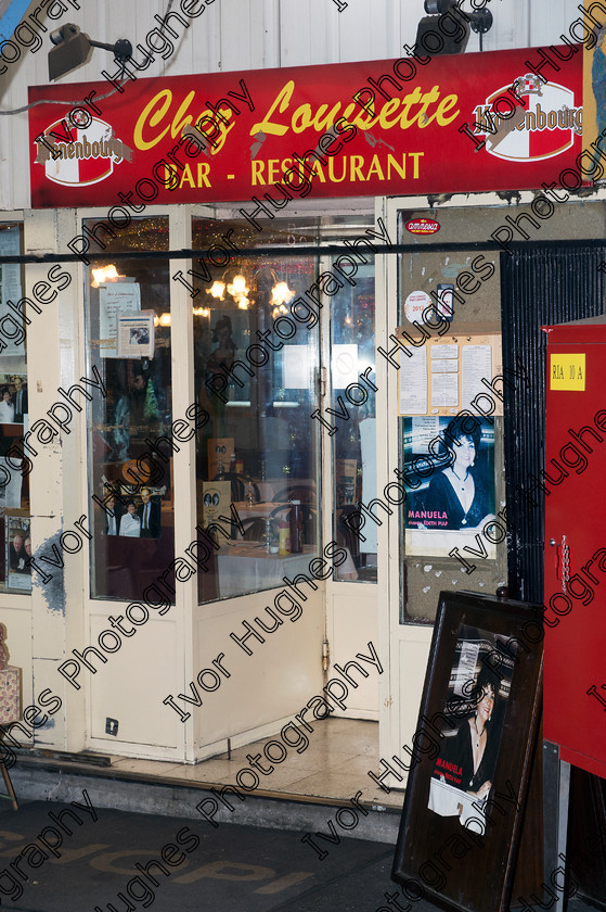 DSC 7252 
 Paris antiques fleamarket puces Saint Ouen Clignancourt 
 Keywords: Paris France French antiques fleamarket puces Saint Ouen Clignancourt chez louisette bar restaurant brocante