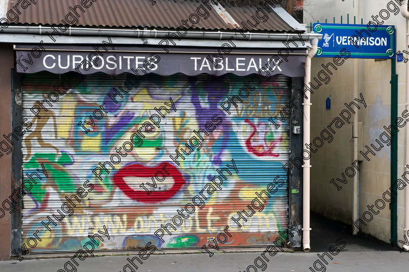 DSC 7223 
 Paris antiques fleamarket puces Saint Ouen Clignancourt brocante market vernaison marche graffiti shutter 
 Keywords: Paris France French antiques fleamarket puces Saint Ouen Clignancourt brocante