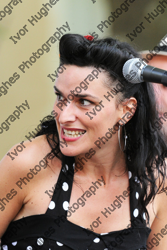 f06 
 Keywords: Las Vargas Sandra Cahors Blues Rockabilly Festival French July juillet 2010 France live music singer musicians band bluegrass jive swing