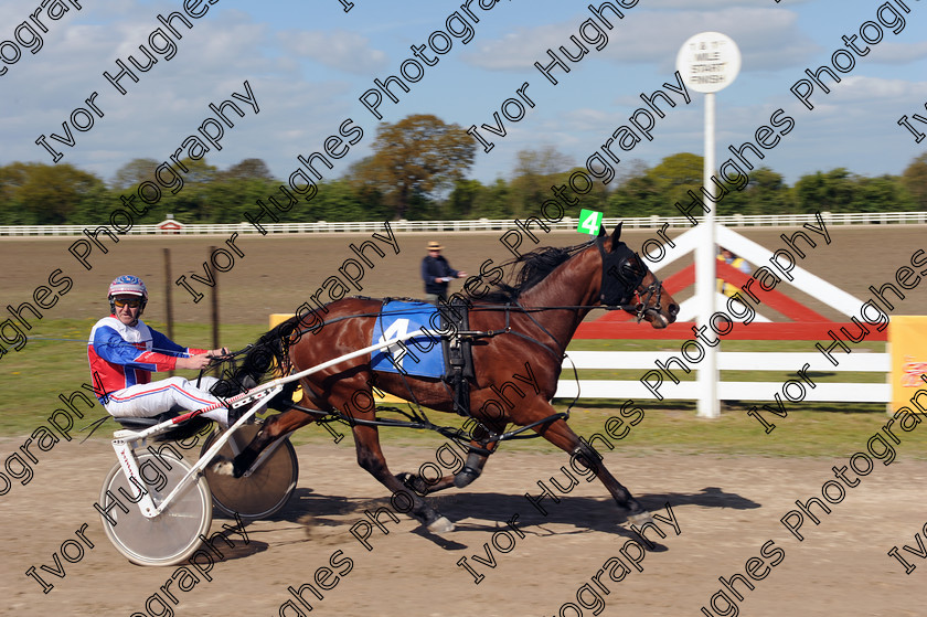 YHR05 
 Keywords: York Harness Racecourse Raceway horse racing trap trotting winning post