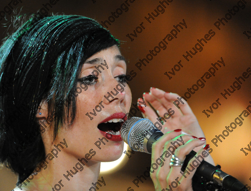 A04 
 Keywords: Ananda France French rock star singer Albi concert