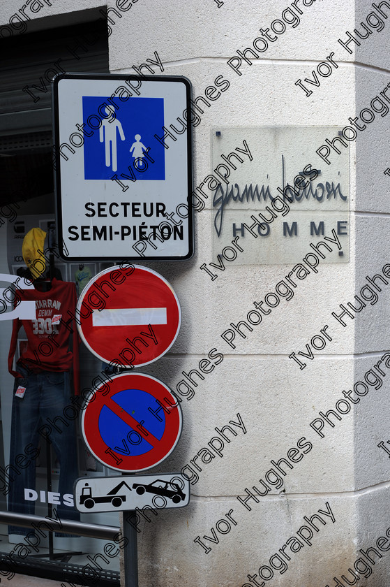 D3S 3355 
 pedestrian precinct 
 Keywords: Albi town city centre Tarn France pedestrian traffic controlled Gianni Bertoni shop towing zone street sign