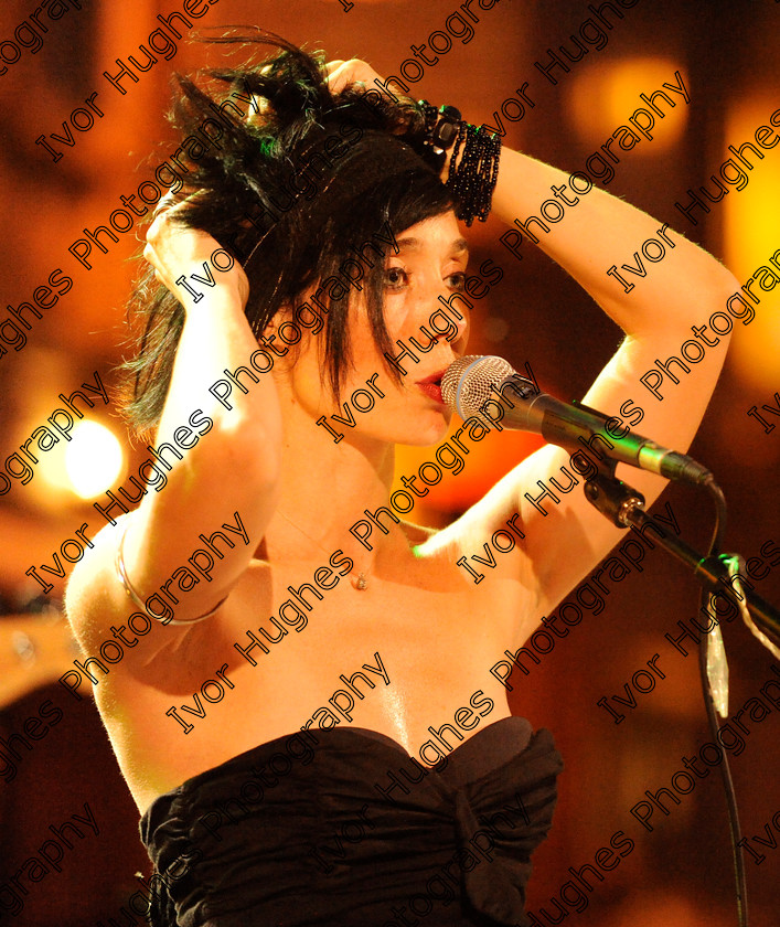 A07 
 Keywords: Ananda France French rock star singer Albi concert