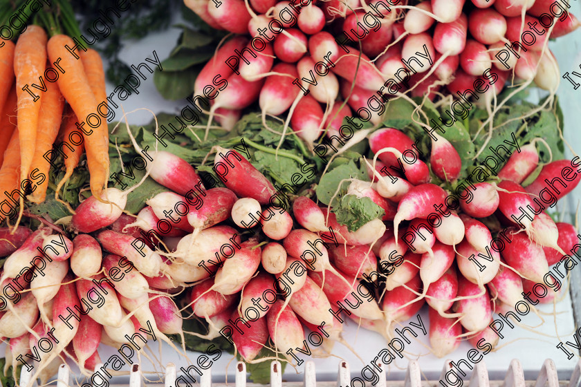 20 
 Keywords: French farmers shop rural country agricultural market fresh produce fruit vegetables Catalan Languedoc Pyrenees carrots carottes radish radis