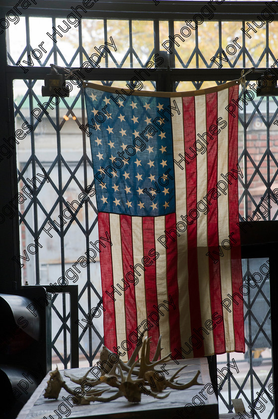 D3S 8979 
 Paris antiques fleamarket puces Saint Ouen Clignancourt 
 Keywords: Paris France French antiques fleamarket puces Saint Ouen Clignancourt market shop US flag stars stripes antlers brocante