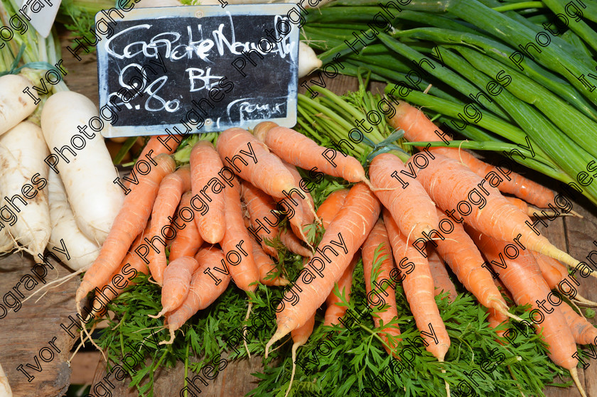 007 
 Keywords: Touques Calvados marche new jeudi Thursday market 15 June juin 2017 carrots carottes