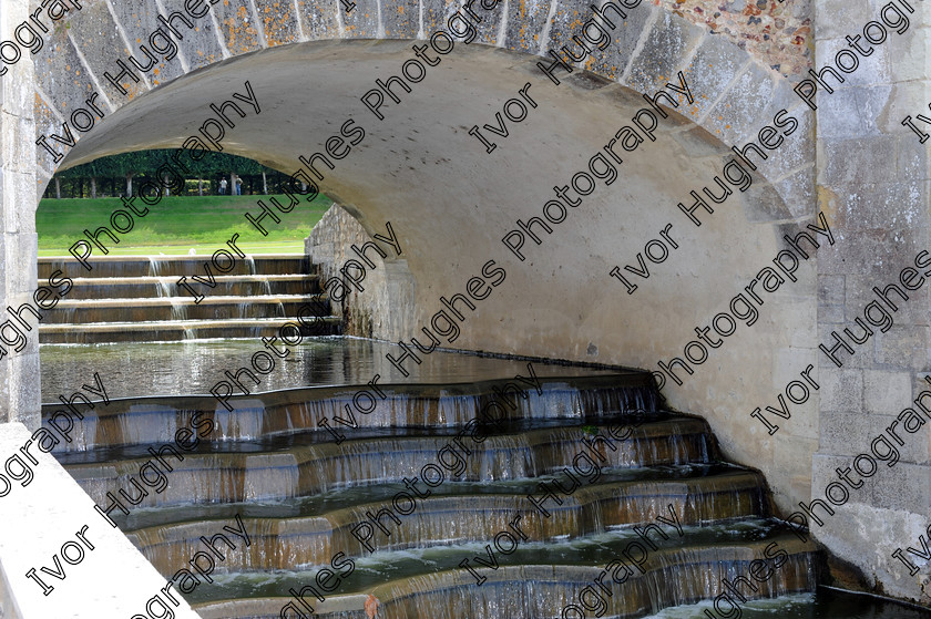 Villandry garden 10 
 Chateau Villandry 
 Keywords: Chateau Villandry Loire Valley France French architecture gardens garden renaissance castle water feature