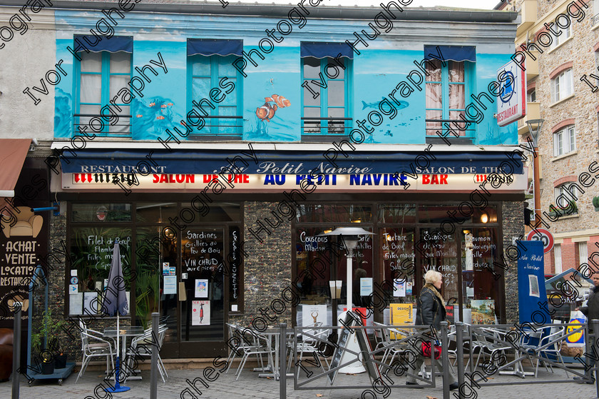 DSC 7339 
 Paris antiques fleamarket puces Saint Ouen Clignancourt 
 Keywords: Paris France French antiques fleamarket puces Saint Ouen Clignancourt street bar cafe au petite navire brocante