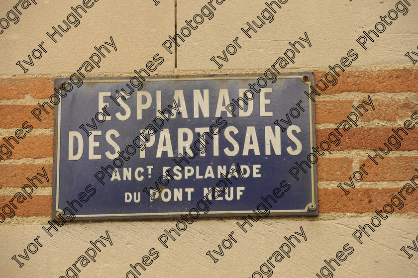 D3N3051 
 Albi town city centre Tarn France street sign old enamel Esplanade des Partisans previously Pont Neuf 
 Keywords: Albi town city centre Tarn France street sign old enamel Esplanade des Partisans previously Pont Neuf