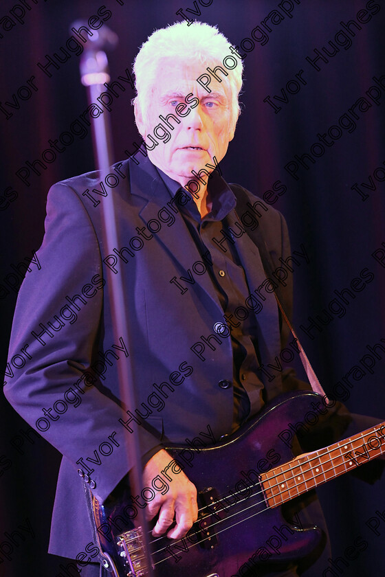 DF02 
 Bass guitar bassist Phil Mitchell 
 Keywords: Bass guitar bassist Phil Mitchell