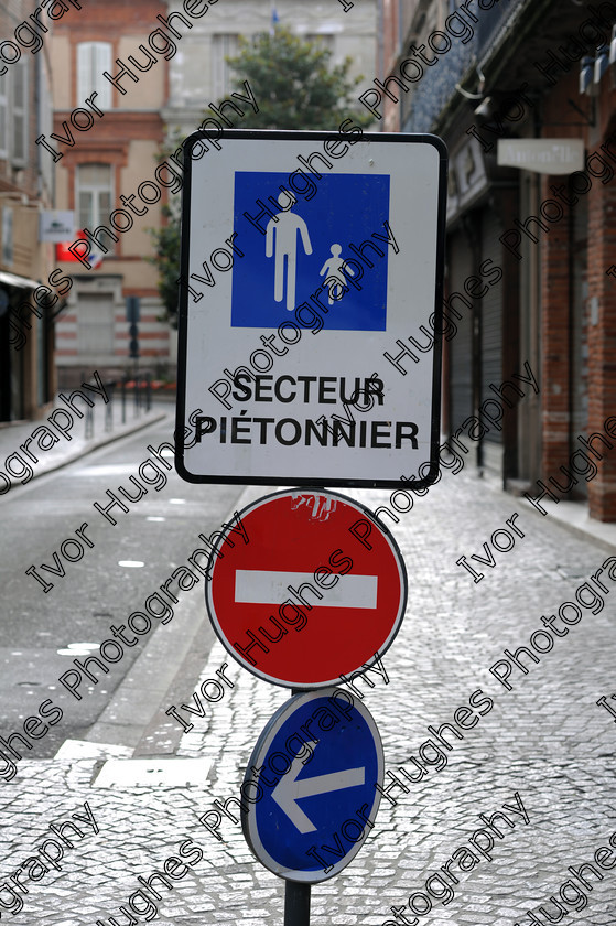 D3S 3356 
 pedestrian precinct 
 Keywords: Albi town city centre capital Tarn pedestrian precinct strret sign no entry