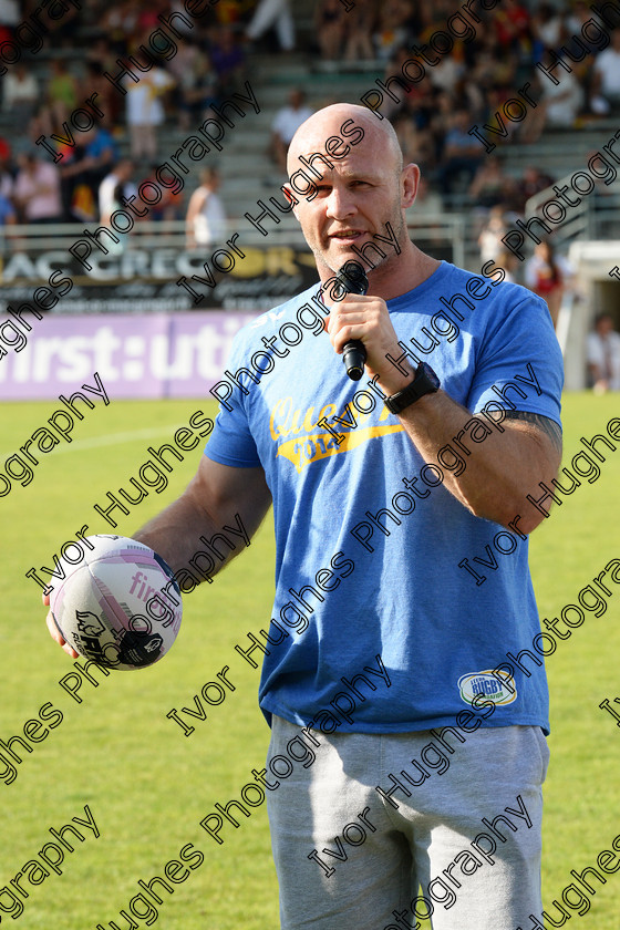 02 
 Keywords: LRF ambassador Leeds Rhinos Keith Senior addresses crowd at half time