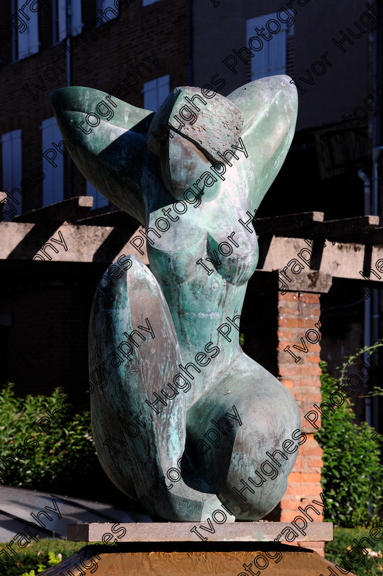 D3N2892 
 Albi town city centre Tarn France street bronze nude woman 
 Keywords: Albi town city centre Tarn France street bronze nude woman