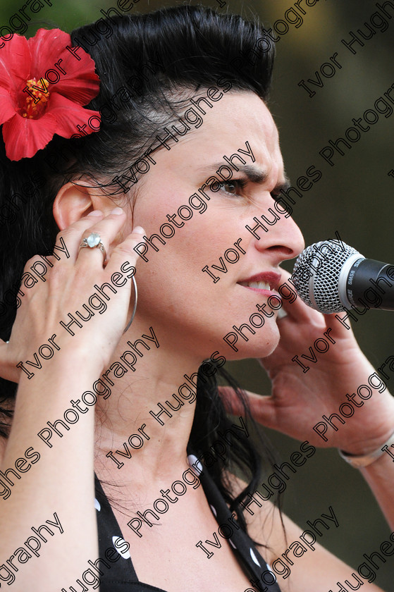 f04 
 Keywords: Las Vargas Sandra Cahors Blues Rockabilly Festival French July juillet 2010 France live music singer musicians band bluegrass jive swing