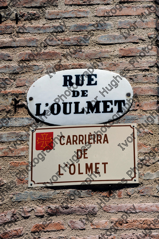 D3N2918 
 Albi town city centre Tarn France old street sign rue de l'Oulmet 
 Keywords: Albi town city centre Tarn France old street sign rue de l'Oulmet