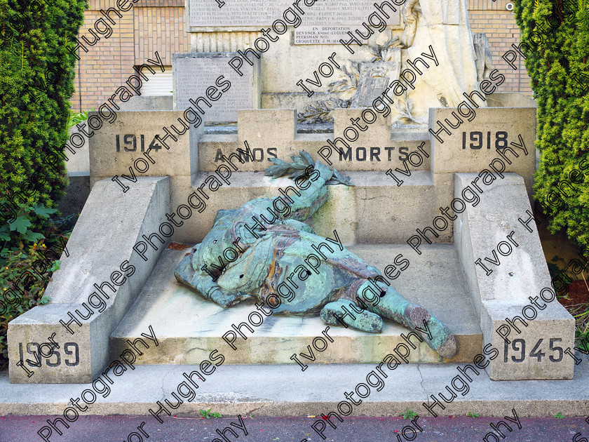 IMGP3525 
 Keywords: French France Bergues Nord Pas de Calais WWI Great War memorial bronze statue fallen soldier infantry